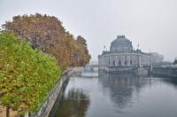 Дворец на берегу реки