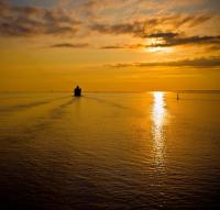 Корабль в море на закате