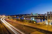 Дороги в ночном городе на берегу реки