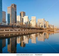 Современный мегаполис на берегу реки