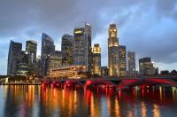 Арочный мост над реков в большом городе