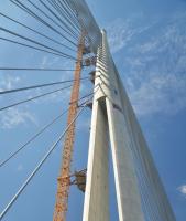 Мост в современном городе