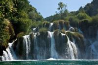 Каскадный горный водопад