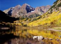 Скалы и озеро