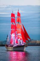 Корабль на фоне города