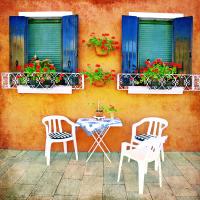 Столик у дома