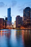 Отражение небоскребов в реке