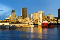 Современный город на берегу реки