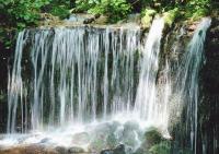 Водопад в лесу