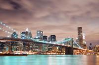 Огни моста на фоне мегаполиса