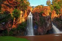 Водопад со скалы