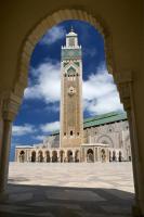 Вид на дворец через арку