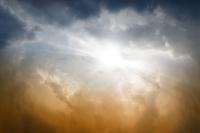 Лучи солнца сквозь тучи