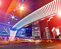 Огни на мосту большого города