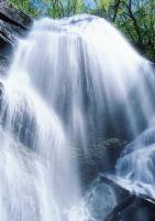 Вид снизу на водопад