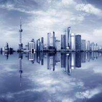 Отражение в воде современного города