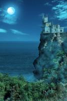 Ласточкино гнездо в свете Луны