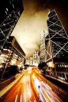 Трафик на ночных улицах в большом городе