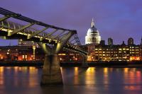 Современный мост в ночном городе