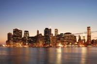 Ночной город в отражении реки