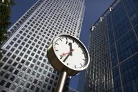 Часы на улице современного мегаполиса