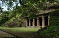 Колонны в зеленом парке