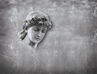 Скульптура на сером фоне