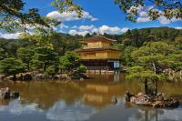 Домик на берегу водоёма