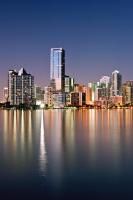 Ночной мегаполис на берегу реки