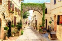 Старинная улочка в зелени