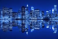 Отражение в реке ночного мегаполиса