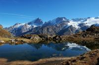 Озеро у скал