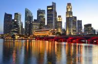 Мост на фоне вечернего мегаполиса