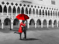 Целующаяся пара под зонтом