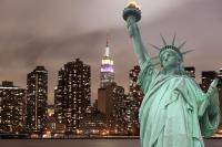 Статуя свободы на фоне ночного города