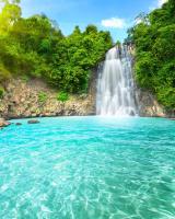 Водопад и озеро в горах