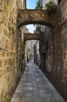 Узкая мощеная улица