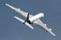 Белый самолет в небе