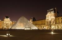 Стеклянная пирамида на фоне Лувра