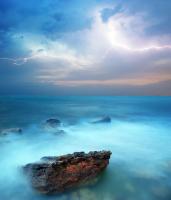 Молния над морем