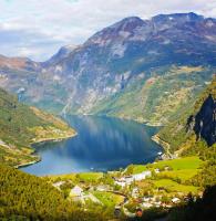 Залив между горами