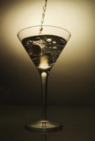 Бокал мартини с оливкой
