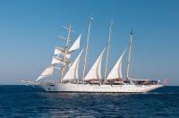 Корабль с белыми парусами