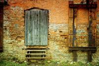 Кирпичная стена с дверью