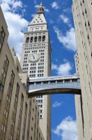 Здание с часами в современном городе