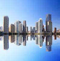 Отражение небоскребов в реке