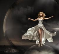 Девушка на шаре