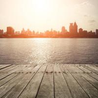 Вид на город с деревянной платформы