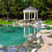 Сад с беседкой