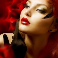 В перчатках